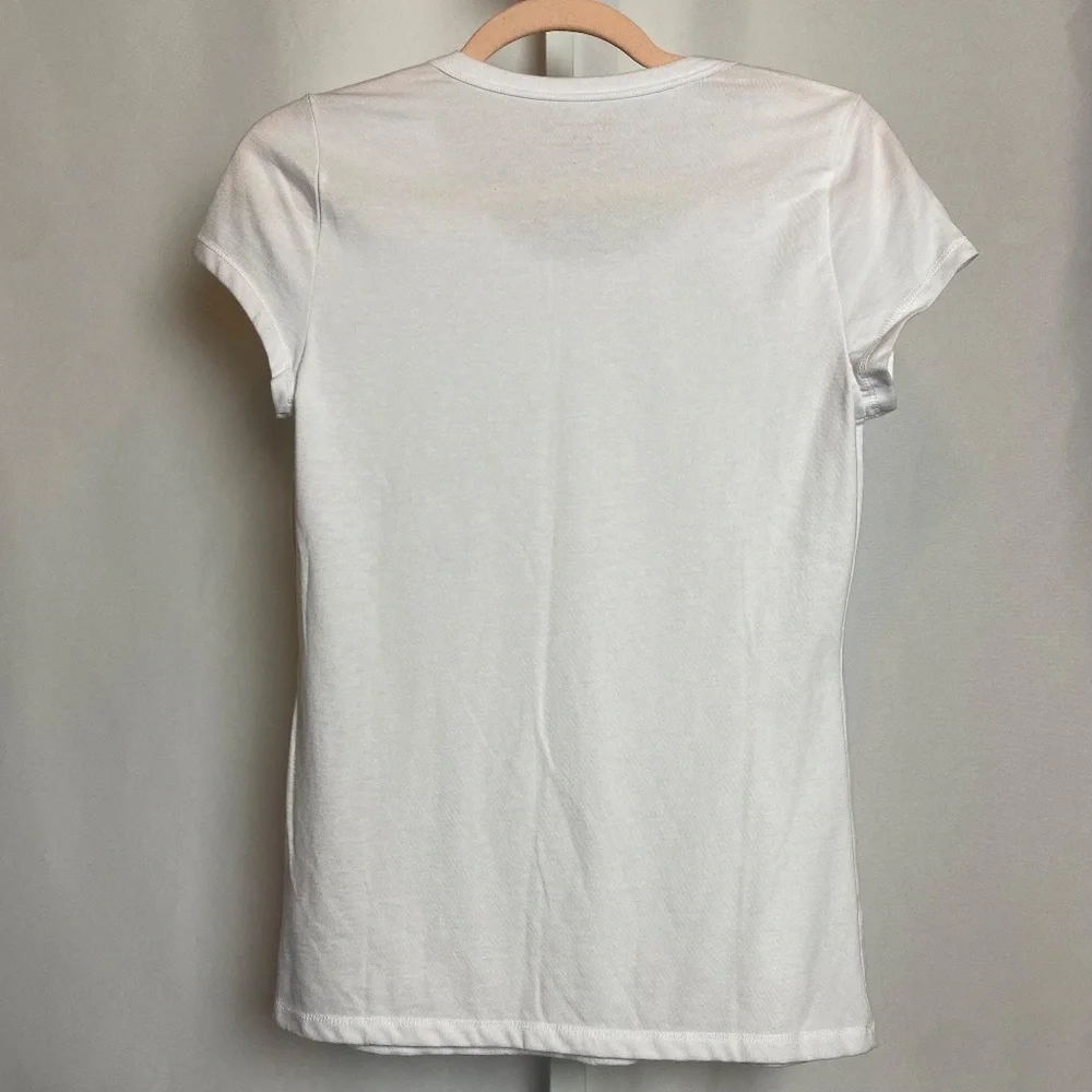 💙5/$15 NWT No Boundaries Womenʻs White Short Sleeve Scoop Neck Tee Medium